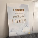 Насочващо табло "I am half a dozen month old..."