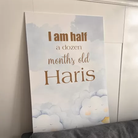 Насочващо табло "I am half a dozen month old..."